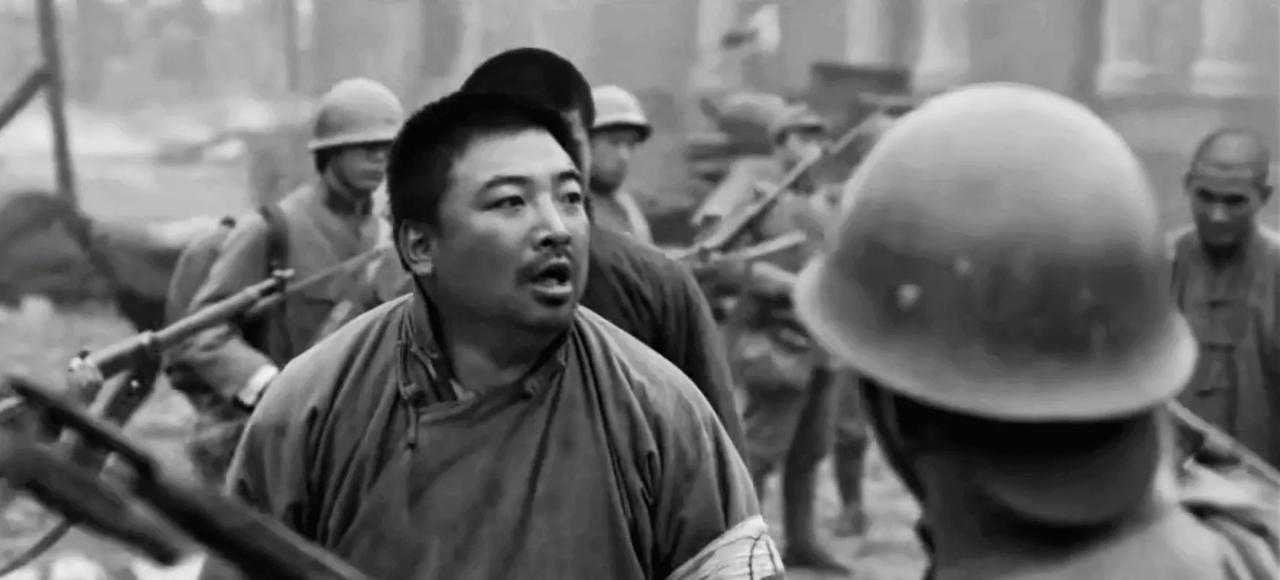 1937年，南京沦陷，2个中国男子不幸遭遇日本兵，鬼子命令他们脱光衣服，戏谑要求