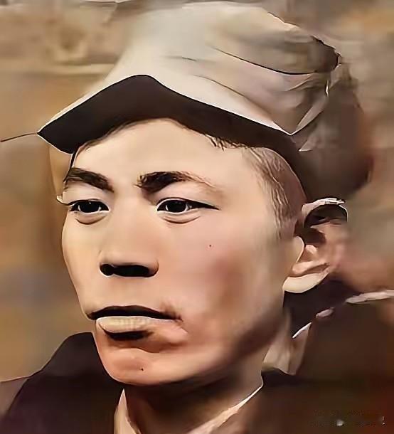 八路军某团长深夜奇痒难耐，脱下军装让警卫员架在火上烘烤驱虫，谁知没过多久，一股烤