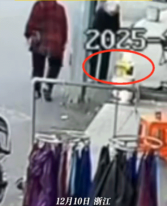 坏透了！浙江一街头，一名不会说话腿脚不便的老奶奶捡了些纸壳放路边整理，结果一位骑