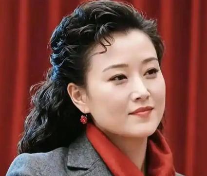 1996年，宋祖英亲手把年仅18岁的小保姆送进了监狱，一判就是12年，而这个保姆