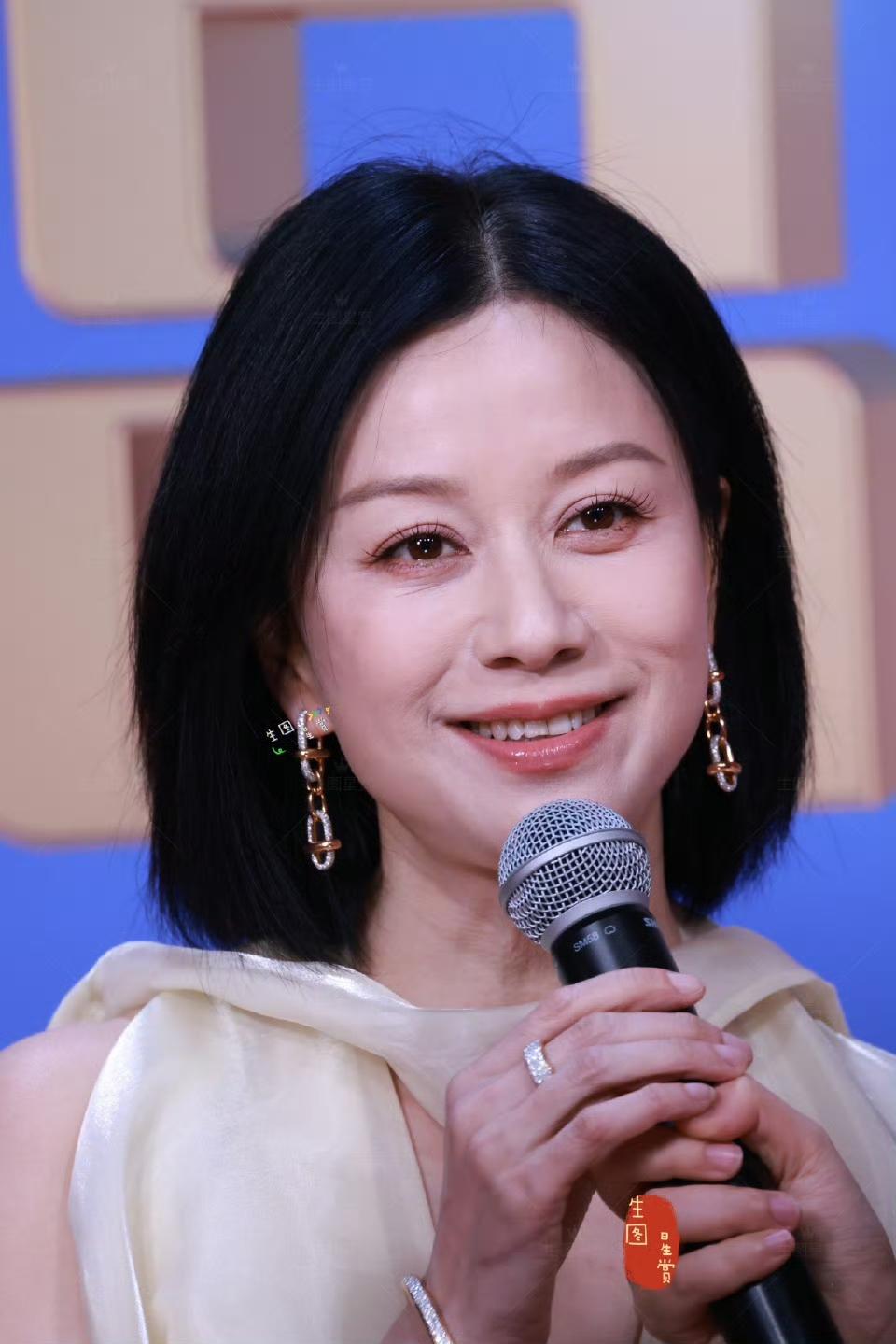 倪虹洁红毯生图，姐姐风姿绰约，真美！