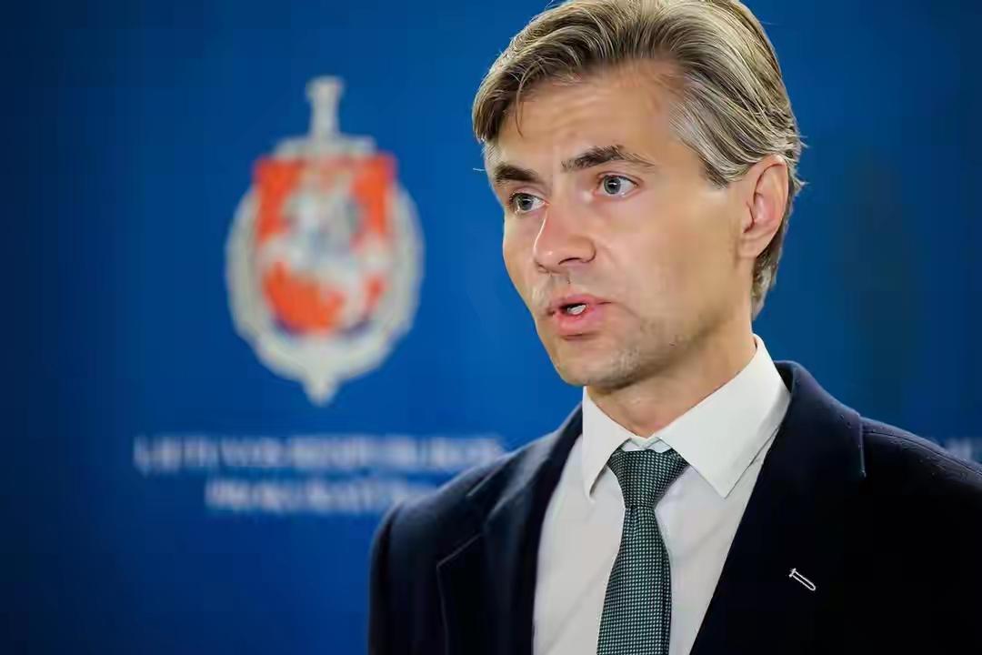 立陶宛玩火，被俄罗斯警告后秒怂5月下旬，立陶宛外长布德里斯在欧洲媒体上扬言，