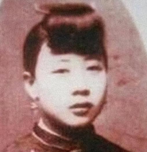 1900年，八国联军侵华，一群德国士兵闯进八大胡同，闯入了一名女子的房子，就在这