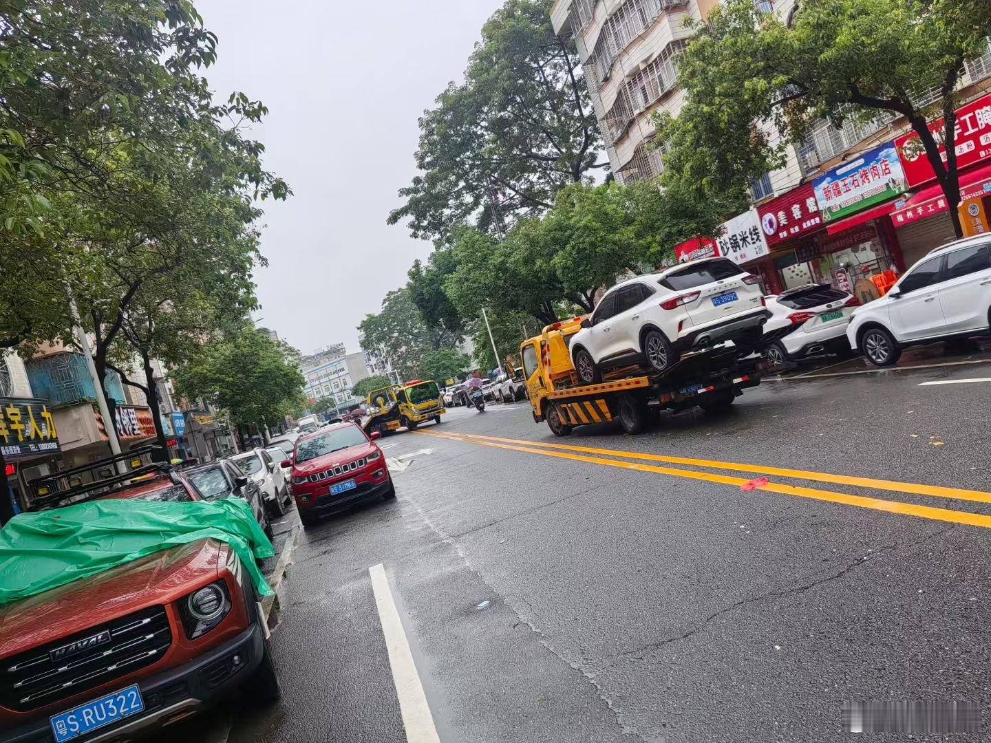 广东特大暴雨为什么这么厉害写字楼白领趟河上班，老街秒变水帘洞，新城地下通道成漂流