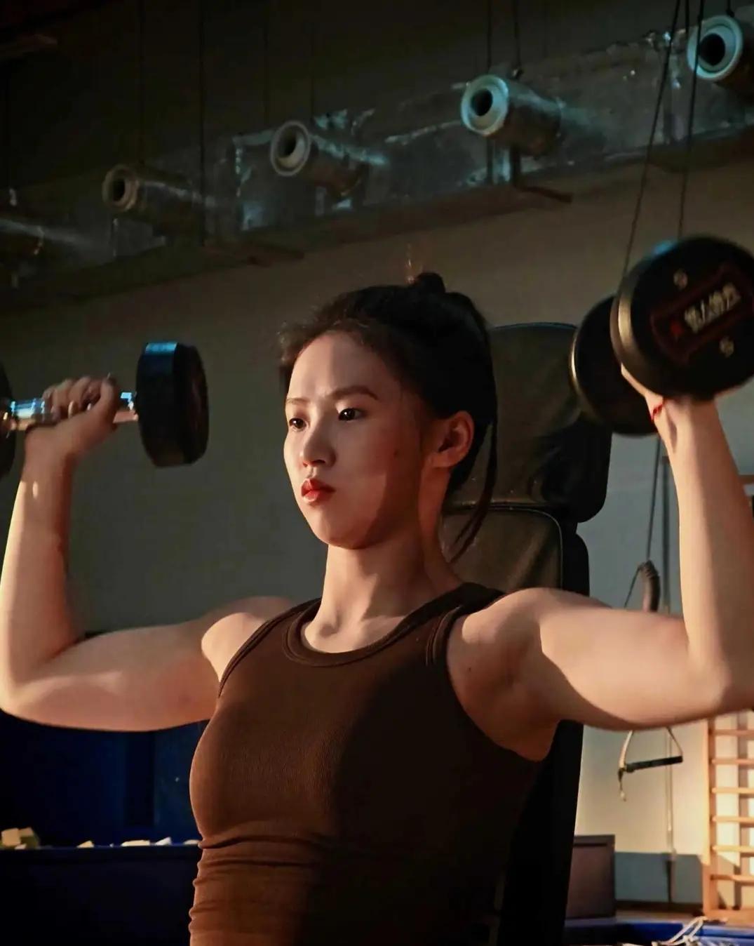 快来欣赏陈芋汐的广告大片。这才发现陈芋汐是属于那种耐看型的，如今越看越美，自从