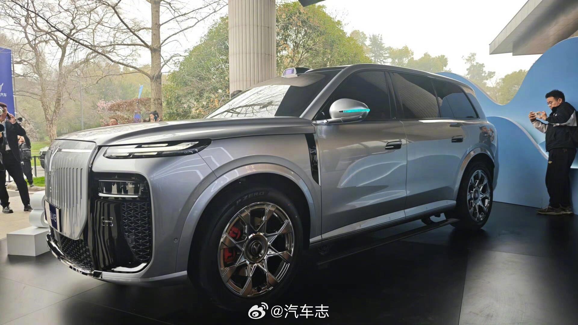 岚图泰山X8实车曝光，运动感强很多，黑武士版本应该会更帅。参考一下，揽运和揽胜的