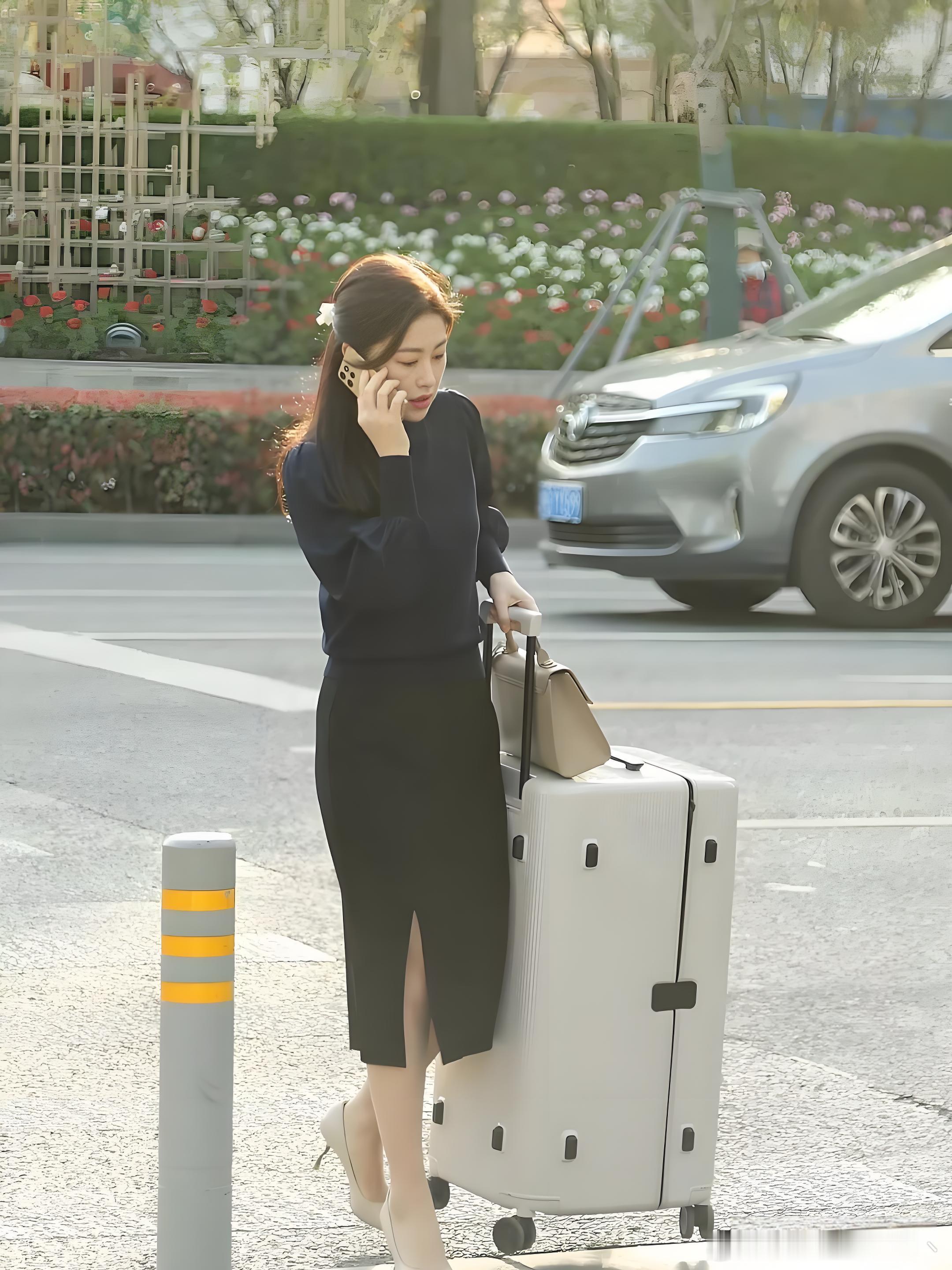 上海路边偶遇朱珠，真人很一般，个不高但说话很温柔。