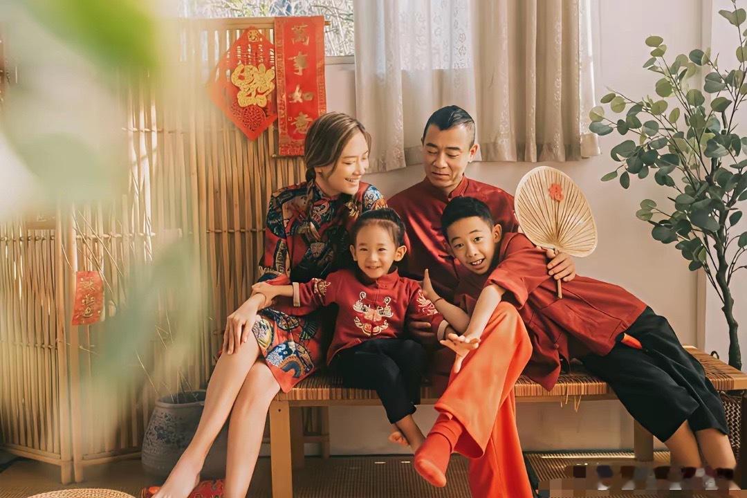 59岁，本该是遛弯歇脚的年纪。陈小春在干嘛？连轴转跑巡演，刚下舞台腿软走不了直线