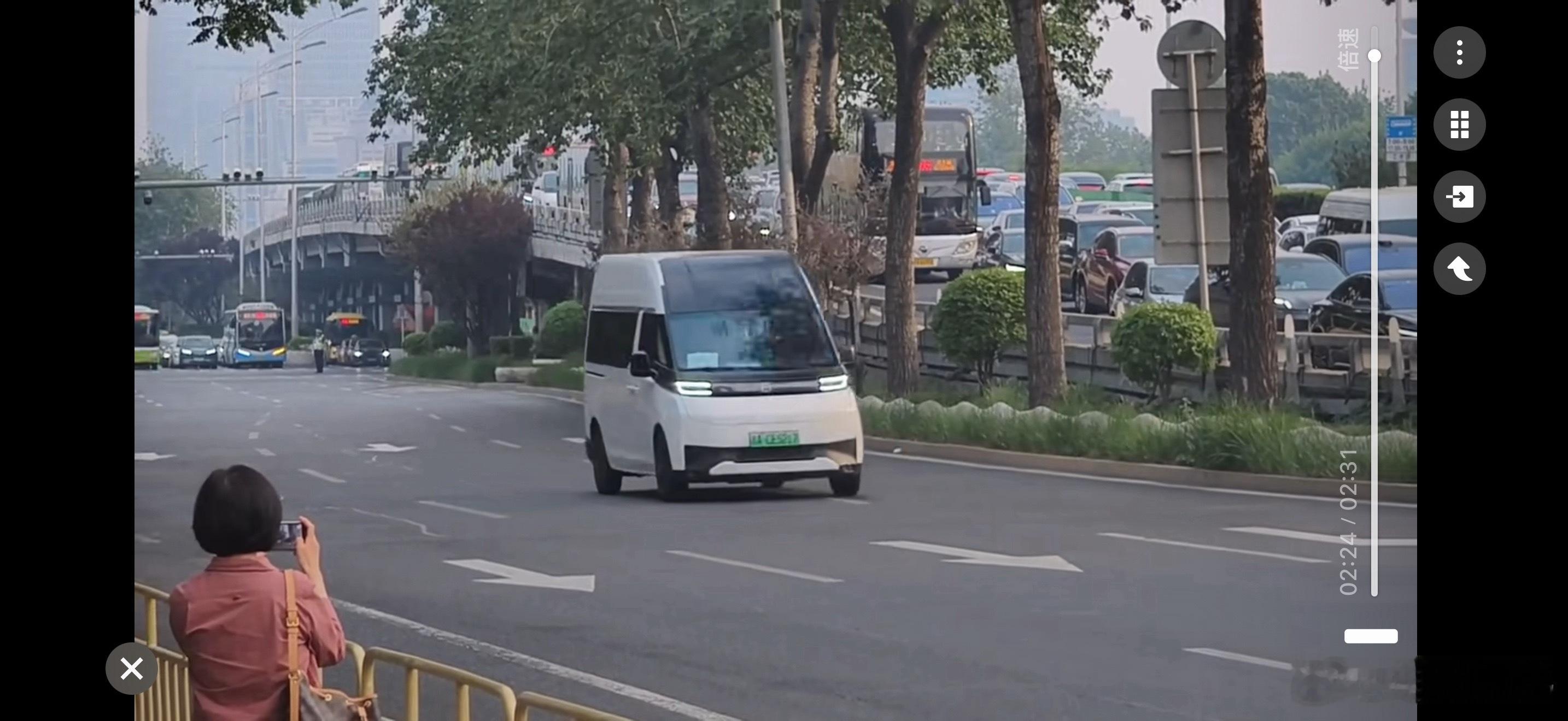 整个特朗普车队中，只有一台绿牌车，这是什么车，什么作用？看着有点像吉利系的一个V