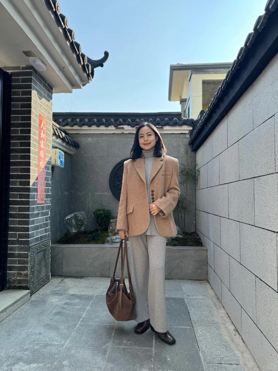 🍂驼色毛呢西装+灰色针织=秋冬松弛感天花板！谁说西装只能穿出“班味”？这套驼