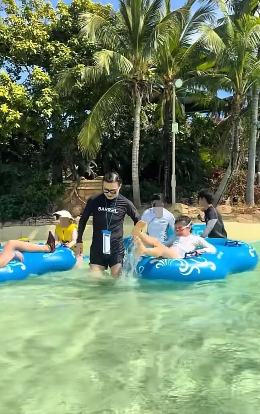 汪峰被路人拍到牵着醒醒在三亚椰梦长廊溜达，小姑娘穿碎花裙蹦蹦跳跳，他一路撑伞蹲地