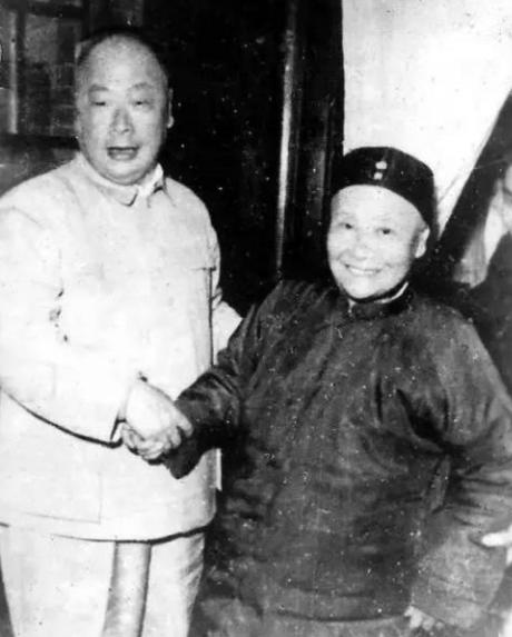 陈毅的母亲曾经是四川一个大户人家的小姐，她17岁的时候,经别人介绍，与一个地主