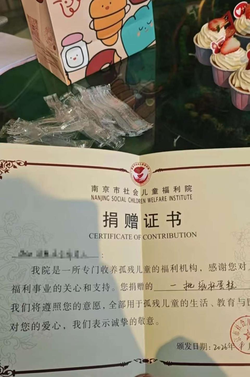 南京一位95后小伙杨先生，元旦给福利院送了180个小蛋糕，原本以为数量刚好，结果