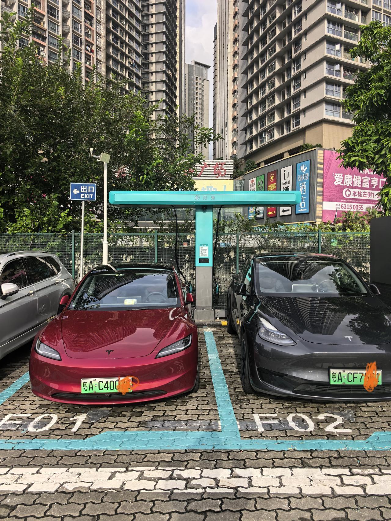 当特斯拉汽车停在9分钟充满电的比亚迪闪充桩车位上，世界名画就此诞生。以前在商场