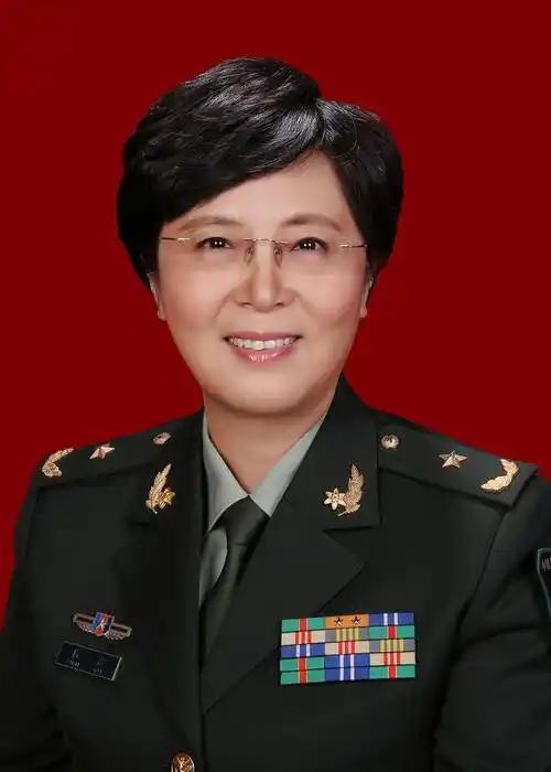 1988年，一趟绿皮火车上，23岁的清华女研究生，对一个35岁的酒厂工人动了心。