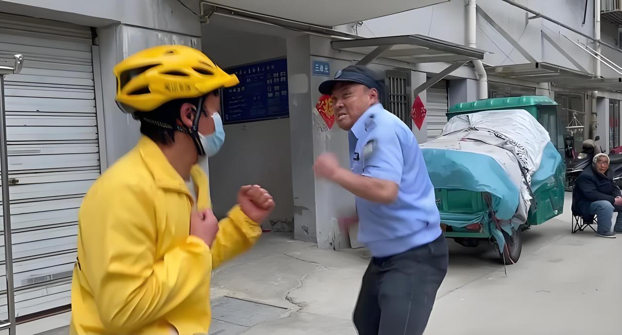 [赞]！抡巴掌那一个保安就是恶行恶劣的一个人。咱不说工资多少钱，站在本职工作