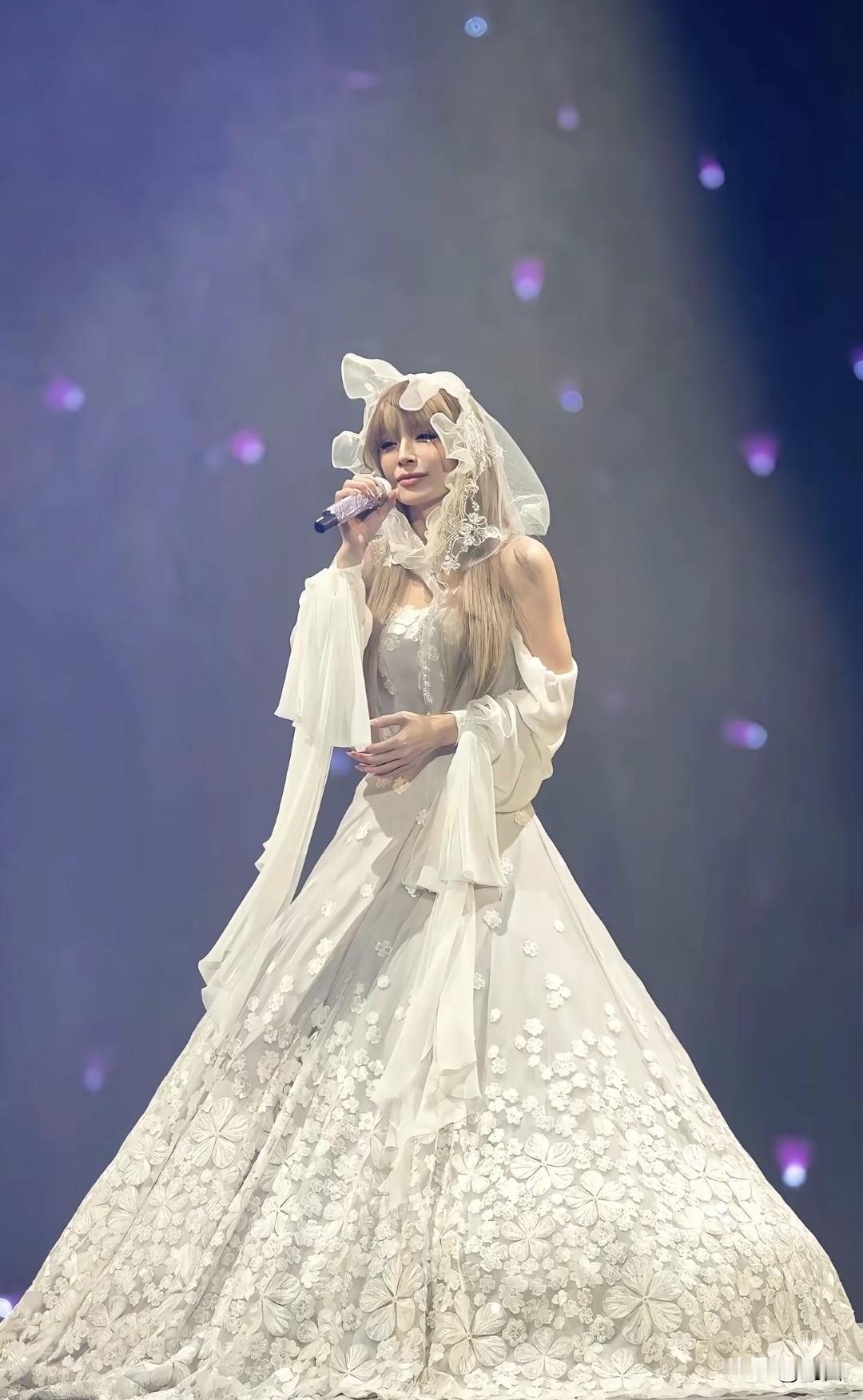 日本歌手滨崎步上海演唱会虽然取消，但是她对着会场的空椅子进行了一场完整的演出。