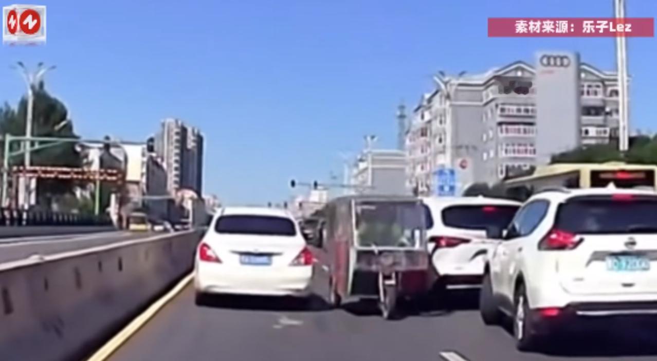 “无法无天！”2025年7月，黑龙江，一大爷骑着三轮车逆行穿过车流，直接剐蹭到两