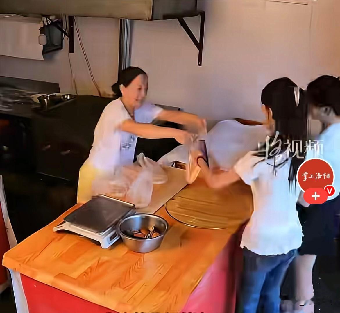 山东济南一小镇上的泰安烧饼店，默默经营了十多年了，老板娘说现在经营惨淡，平平无奇