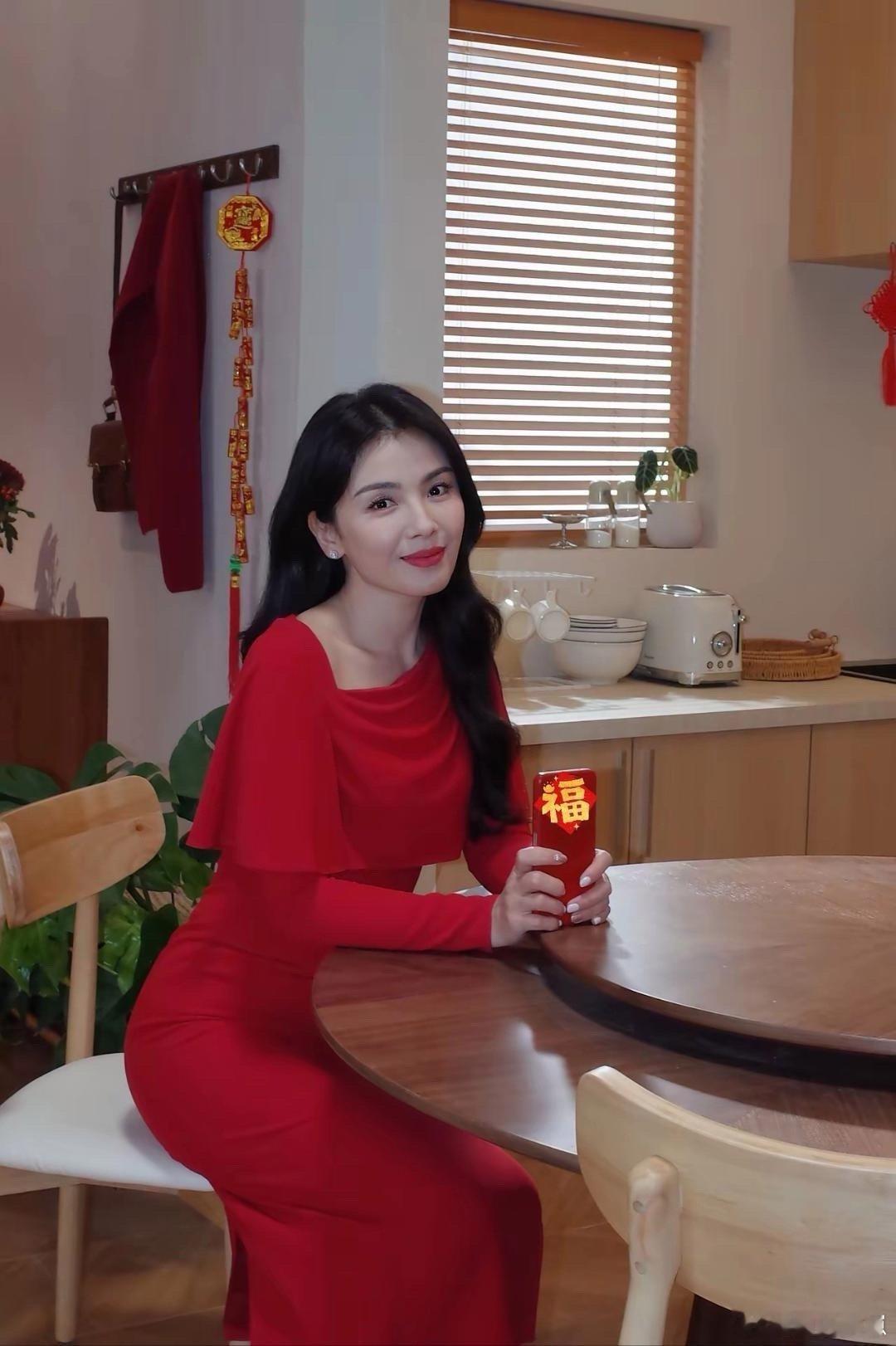 刘涛也太适合红色了！明艳大气，衬得她整个人又美又有气场，简直是红装美人范本～