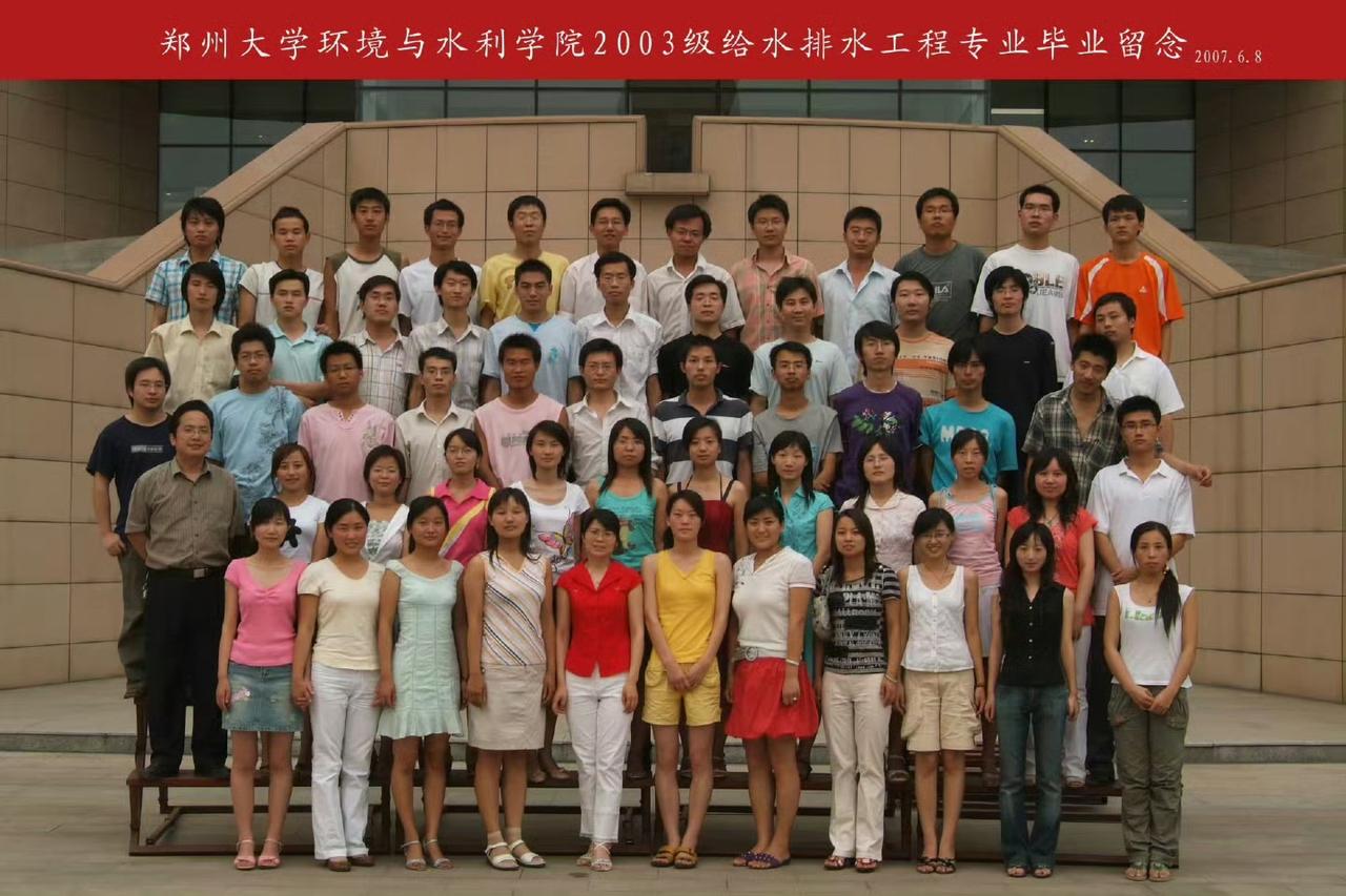 郑州大学发文惦念张雪峰，他的校友也发布了一张张雪峰罕见的毕业照，与年轻时的模样相