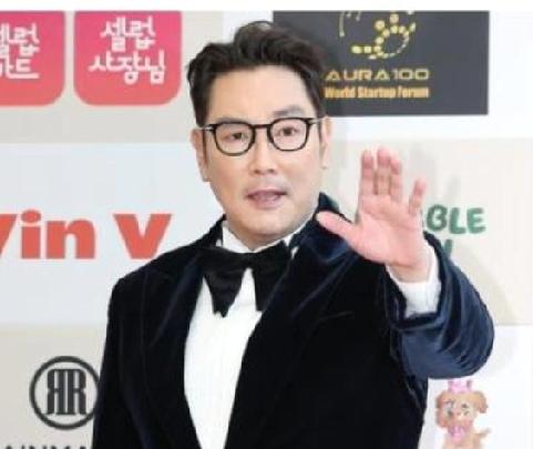 韩国影星犯性侵和盗窃罪被爆曾犯性侵及盗窃罪的是韩国知名演员赵震雄（本名赵元