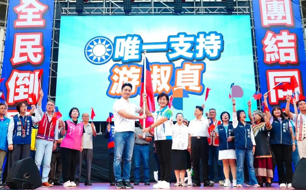 花莲3000人大造势，傅蒋徐罗蓝营大咖到场力挺，进党躲厕所寻机闹场！