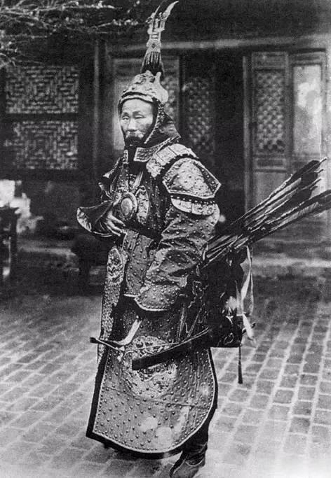 1896年，52岁的广西提督苏元春，一身戎装，一看就是久经沙场的老将，霸气十足，