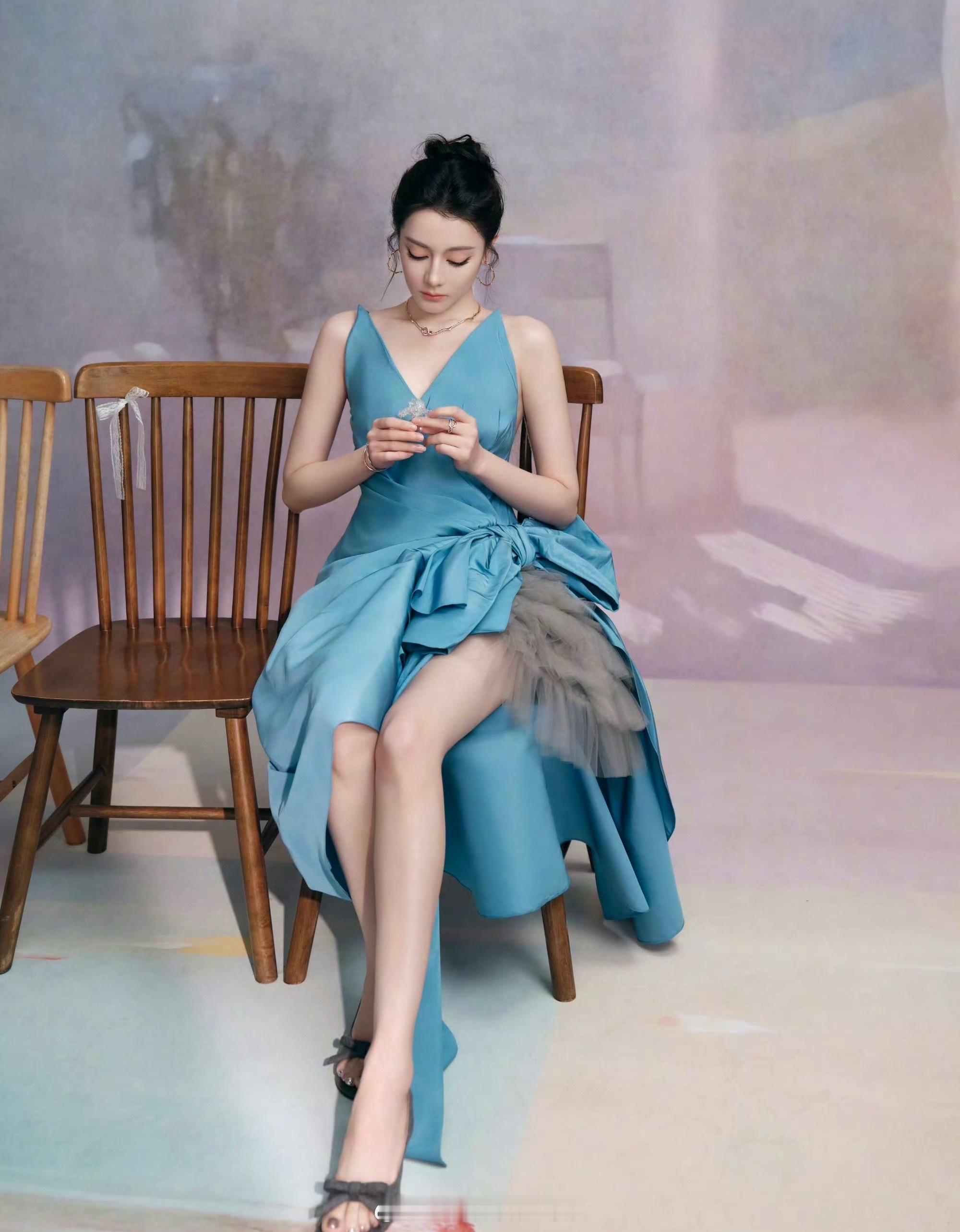 迪丽热巴燕尾眼线妆杀疯！线下颜值直接封神谁能拒绝迪丽热巴的神仙妆容！近日迪丽热巴