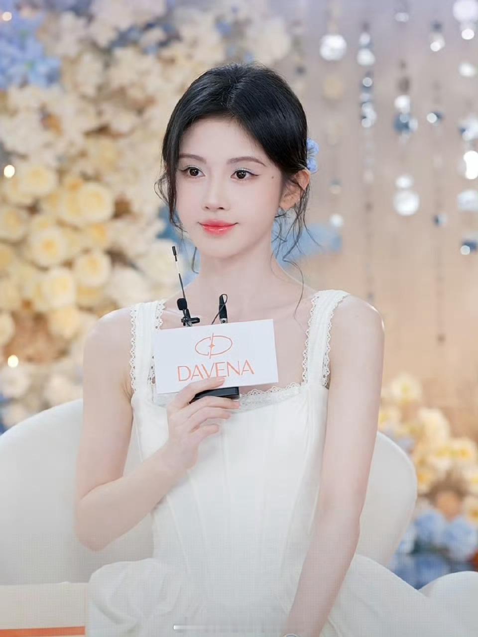 鞠婧祎、陈都灵、周也直播造型鞠婧祎直播周也粉紫色挑染陈都灵今日品牌活动怼脸直拍