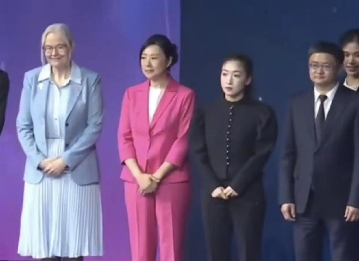 【澳门世界杯完成三连冠，孙颖莎说刘诗雯是自己追赶的榜样】历史首位女单三连冠，公开