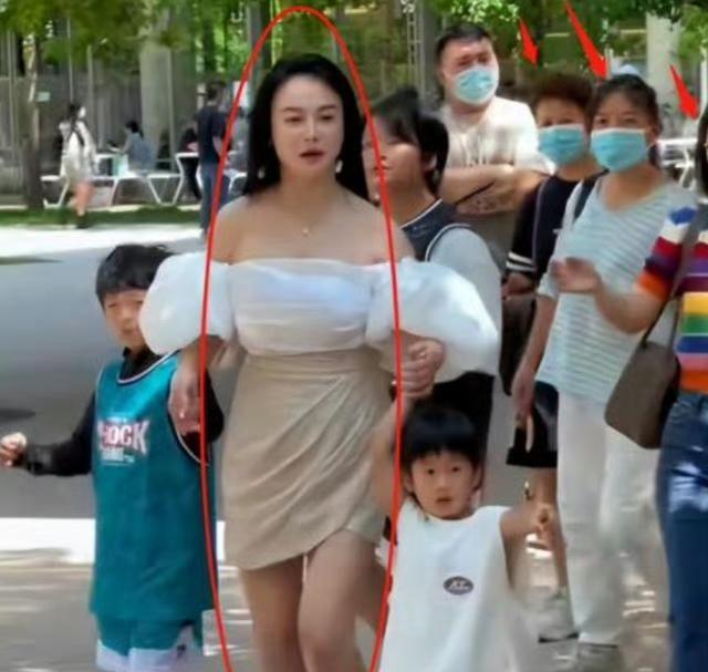 冉莹颖，引发热议！7月24日，冉莹颖突然冲上热搜，因为她身穿抹胸裙，细高跟现