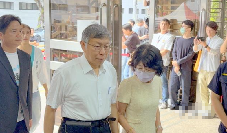 “蓝白合”迎来转机？柯文哲再次被传唤重新唤起小草们的惨痛记忆，馆长骂完郑丽文后态度软化，郑丽文对竹北