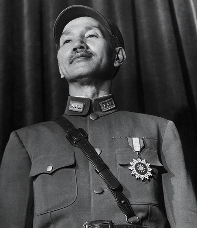 杜聿明：“校长，郭汝瑰是共党”。蒋介石：“理由呢”。杜聿明：“他太清廉，不贪污