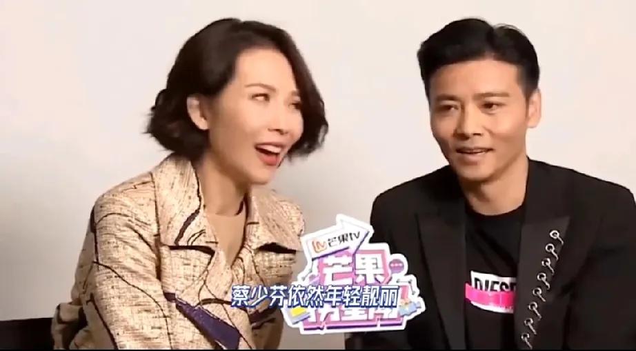 蔡少芬张晋奥地利旅行被偶遇啦！52岁的蔡少芬素颜出镜，打扮似路人，毫无明星范儿。