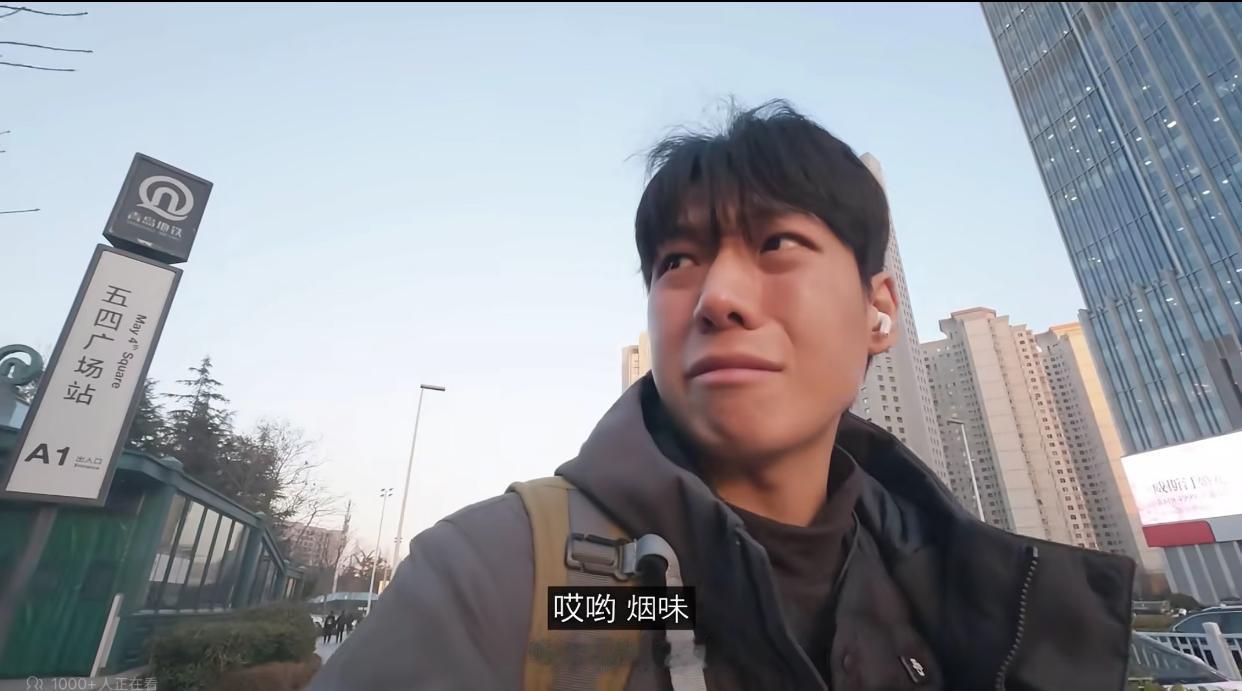 来中国旅游真是难为他了…近日，一位韩国旅游博主游青岛的视频图片遭到疯传，无论是