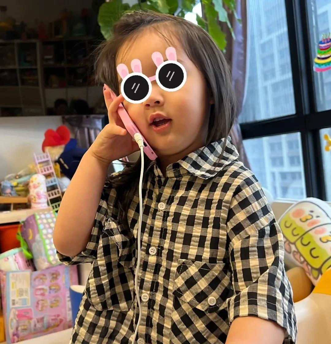向佐晒3岁儿子，二宝养得白白胖胖，手臂肉嘟嘟好可爱，头发太长了和小女孩一样，就算