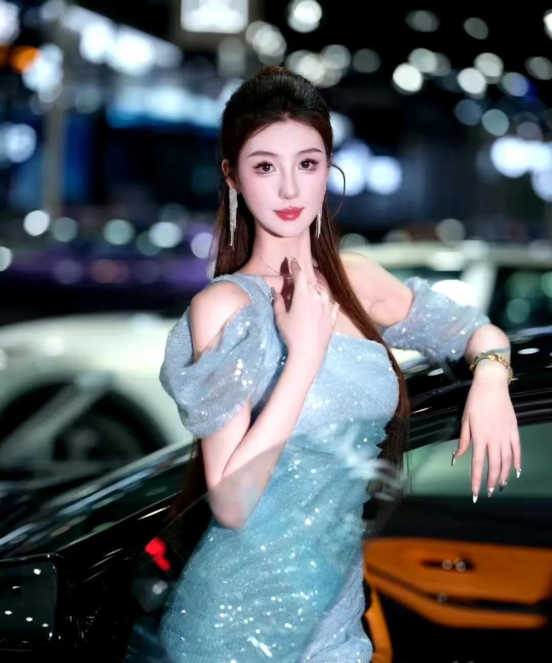夜晚的都市，闪耀的星光，迷人的她，车旁的一抹亮色。
