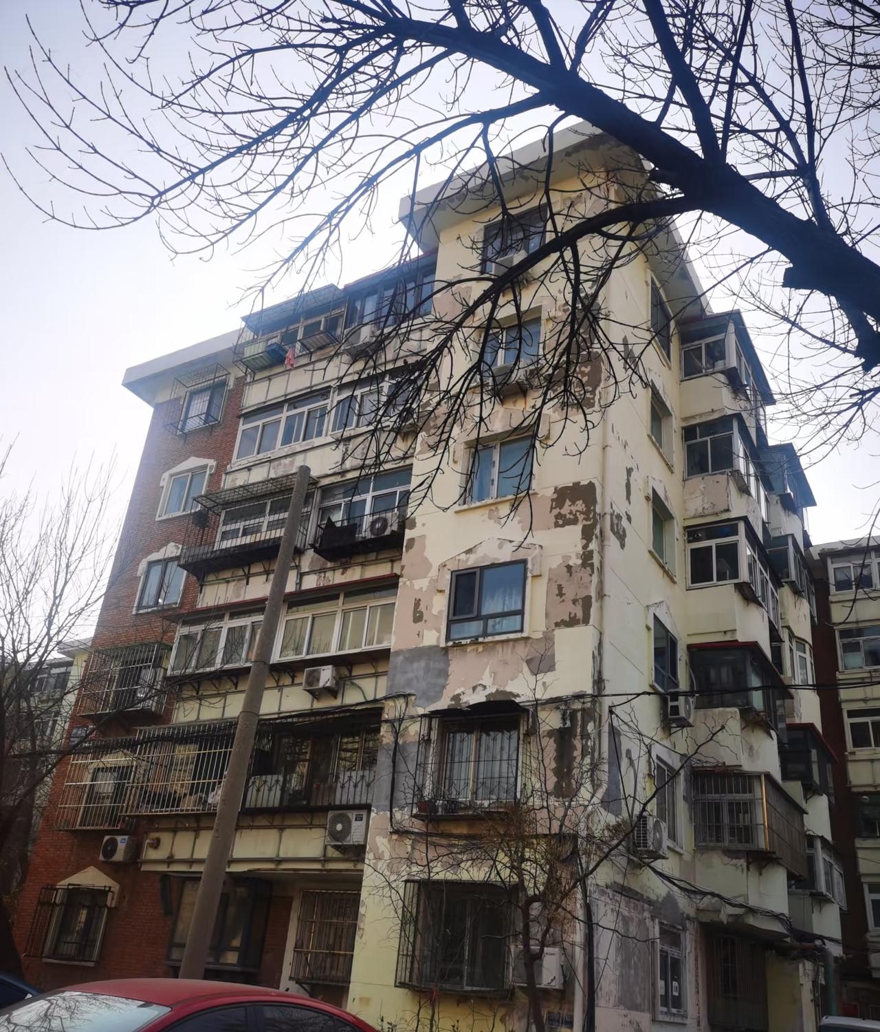 来自河南的小伙不幸失去一条腿，28岁背井离乡来到天津河西区谋生。他摆起修车摊