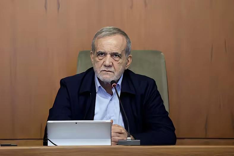 3月1日，伊朗总统佩泽希齐扬平安活着，而前总统内贾德被传出死讯。小粉红不要指望内