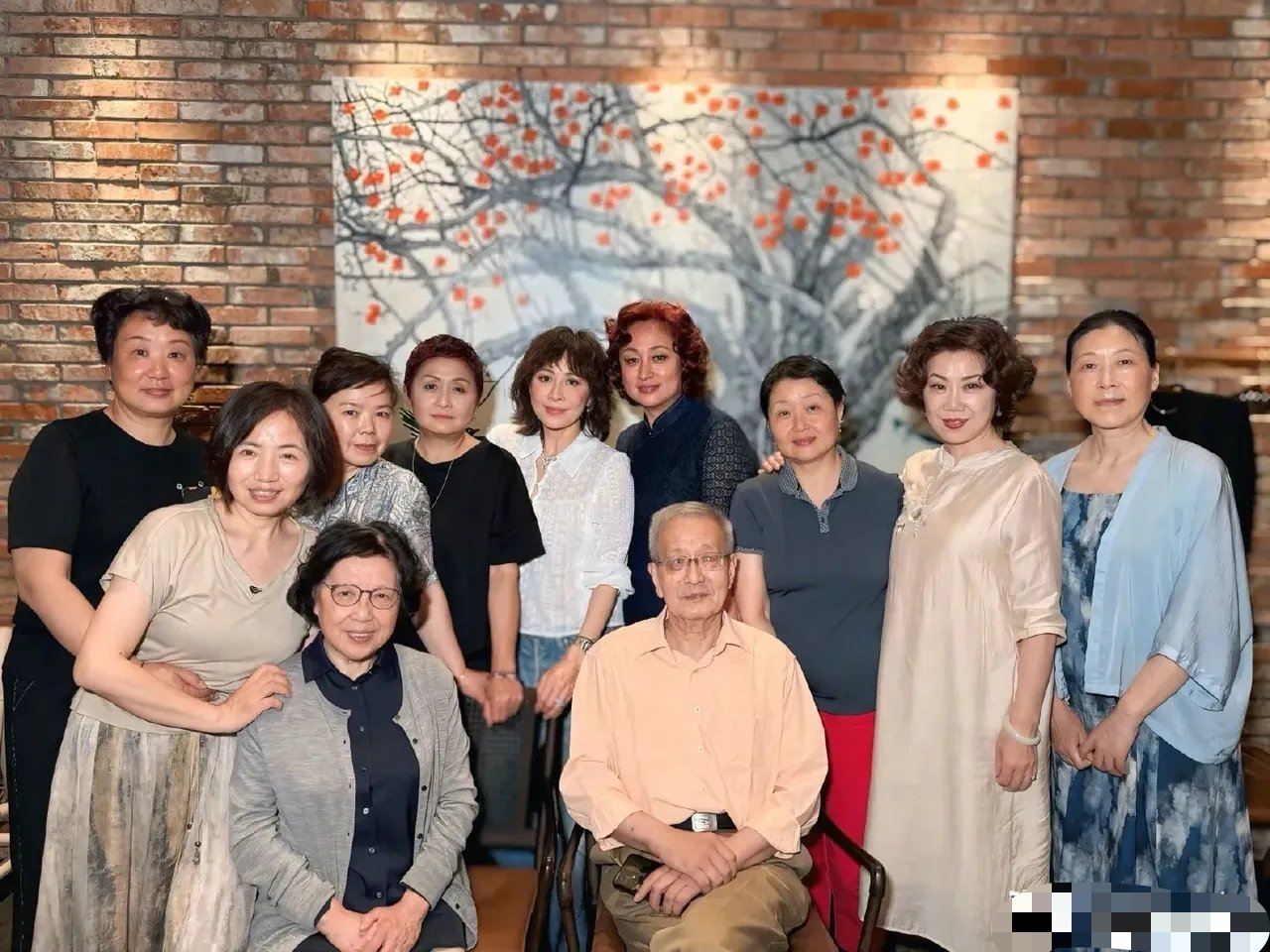 刘嘉玲的苏州之行，像翻开了一本泛黄的相册。5月19日，这位影星回到故乡，与中学时