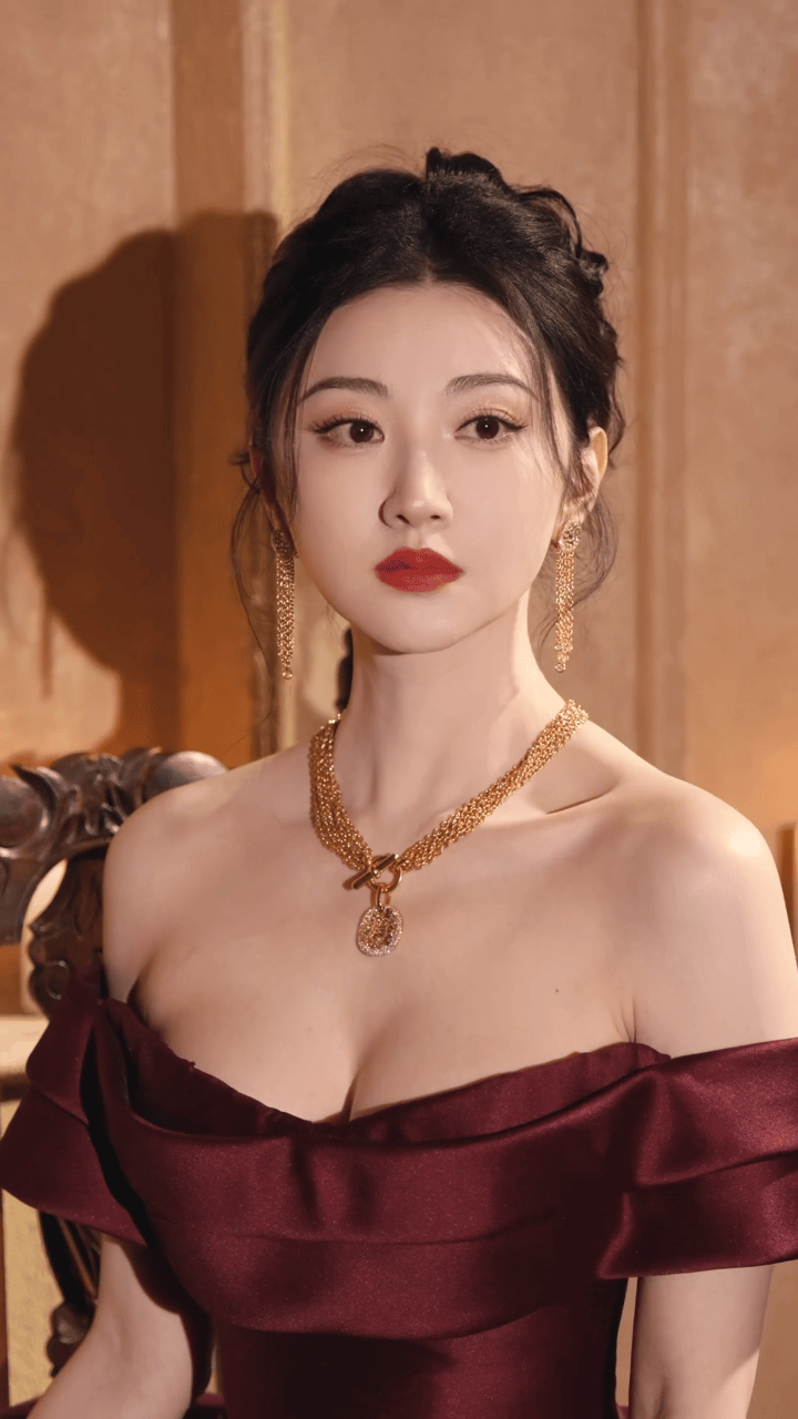 景甜最早是在人人网出道的景甜真·时间线如下：1988年生于西安，北舞附中民族舞底