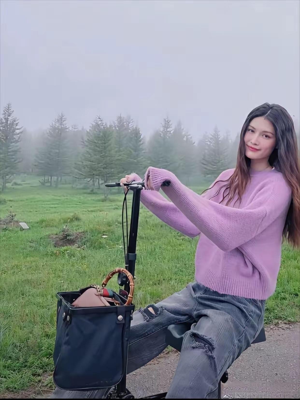 悬念感风：陈伟霆老婆何穗晒田间照，网友：这状态真的是超模吗？陈伟霆走秀陈伟霆演