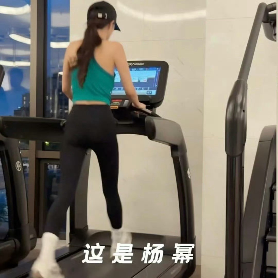 杨幂做卷腹好轻松杨幂的身材好好啊，这么瘦身材也这么好！好自律好卷​​​