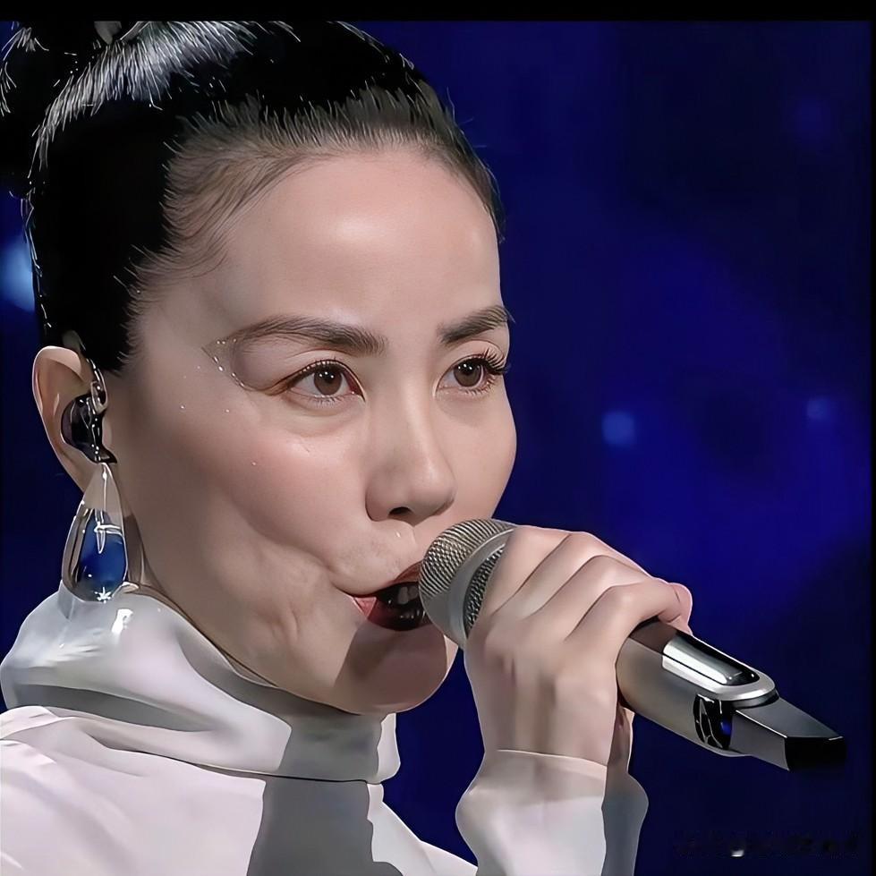 王菲和谢霆锋，两个都是有闲又有钱的人，57岁的王菲日渐衰老，已现暮气，而46岁的