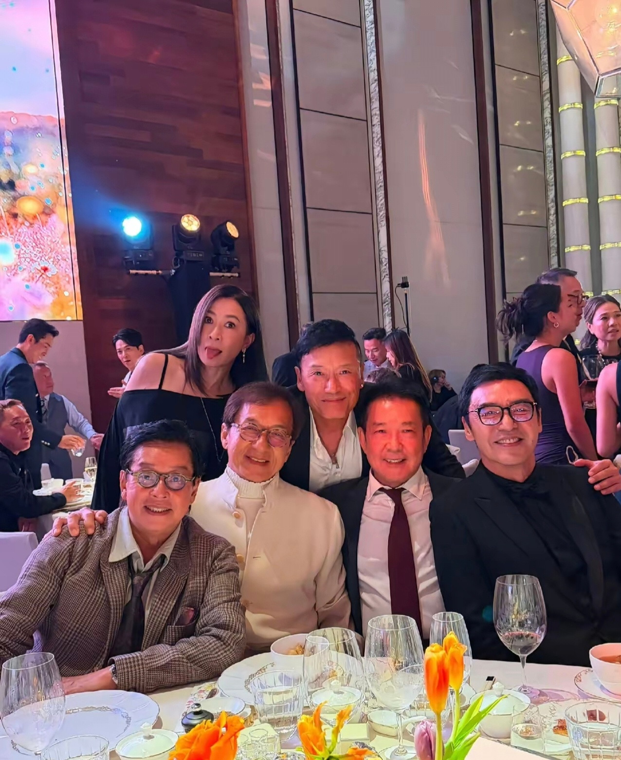 75岁的谭咏麟晒出参加圈内朋友的婚礼宴席照片真让人吓一跳，香港这么多老戏骨都来场