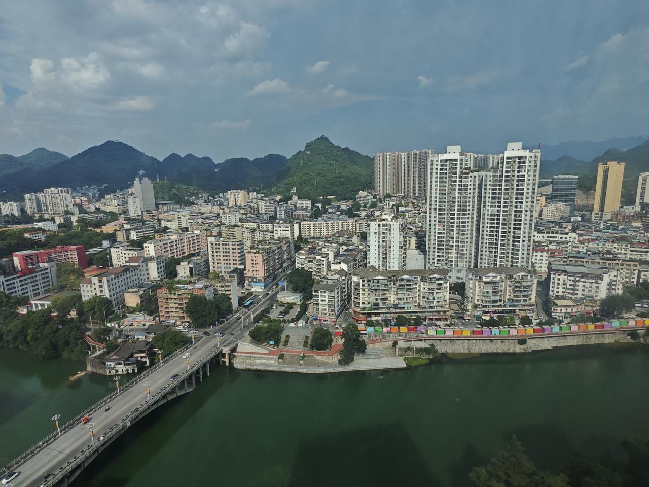 久闻铜仁的大名，今天第一次来。室外温度38°C，真的有点热。不过拉开酒店的窗帘