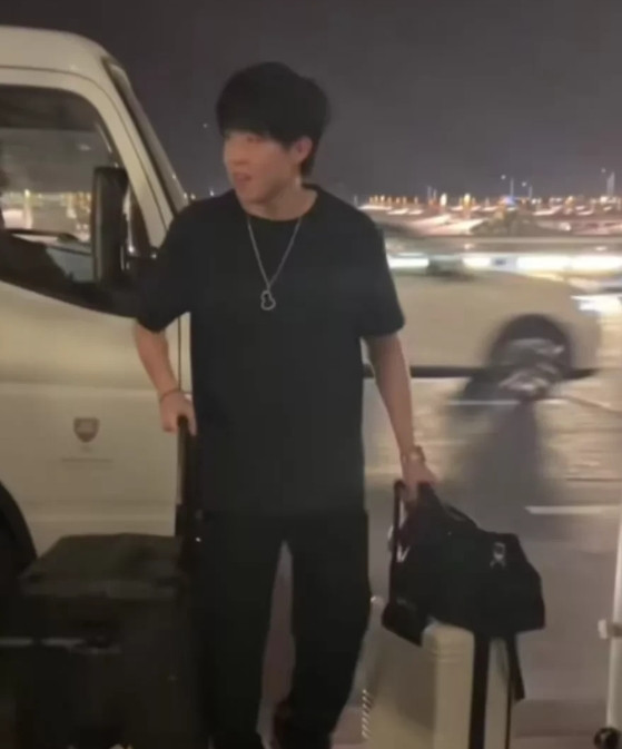 头这拿了三大赛冠军就是不一样了哈，腰板都硬了这不，竟然在机场吐槽好搭