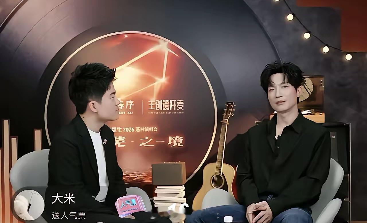 陈楚生谈及阅读时依旧十分低调，坦言自己看书数量不算多，但文字的养分早已悄悄融入他