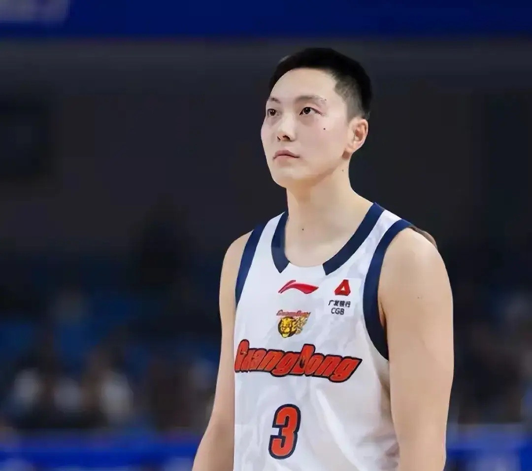 广东107-102加时险胜同曦，徐杰伤退，这2点值得深思！一，本场比赛广东队打得